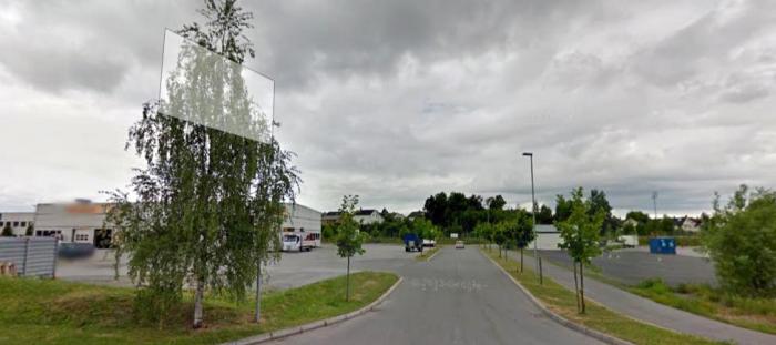 HER: Vogntoget sto parkert ved Dekkmann på Hamar. Foto: Google