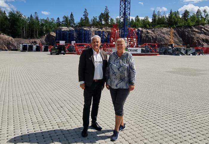 PÅ BEFARING: NLFs regionsjef, J. Kristian Bjerke på befaring i Røyken Næringsplass. Han står sammen med, Hilde Thorud, i Røyken Næringspark som bekrefter at det vil være god plass til mange lastebiler på denne plassen. Foto: Roy Wetterstad