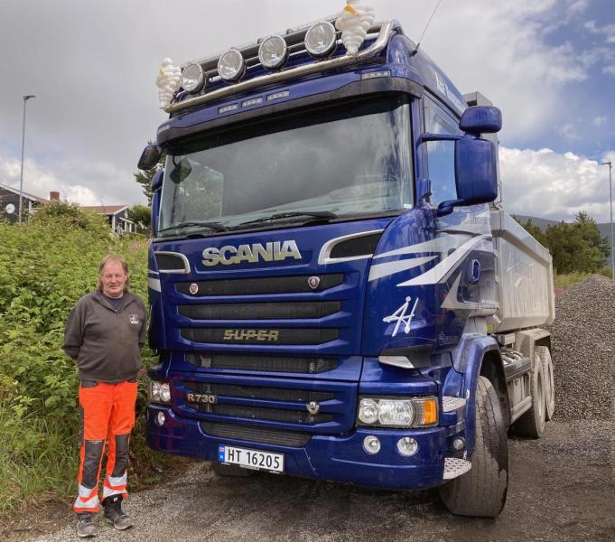 – Her har jeg jobbet siden 2006. Vi er cirka 50 ansatte. Vi har ingen damer på veien, men har nylig fått en kvinnelig daglig leder, forteller Bjørn Kvikstadhagen. Foto: Helen Karlsen