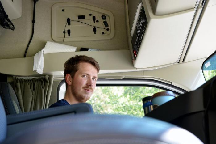 – Det er litt gøy og vite at du kommer med et langt vogntog og leverer varer til noen som trenger det, sier Bjørn Christopher Nordnes. Foto: Lars Thorvaldsen