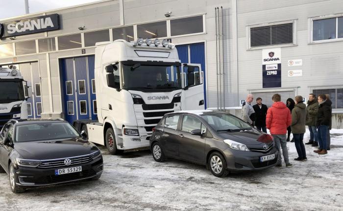 Ungdomspolitikerne fikk oppleve hvor mye som kan gjemme seg bak blindsonene på en lastebil. Foto: Knut Gravråk