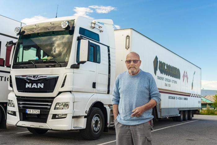 VANSKELIG Å PARKERE: Roar Wendelborg slet med å få parkert på Trysil på grunn av fritidsbilister på døgnhvileplassen i sommer. Foto: Jamieson Pothecary