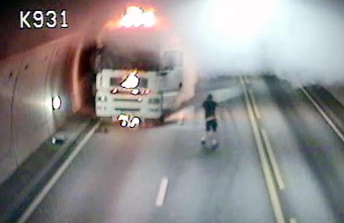 Det kan fort bli katastrofalt når slitne lastebiler utsettes for 7 prosents stigning i en undersjøisk tunnel, slik som her i Oslofjordtunnelen i 2017. Foto: Statens vegvesen