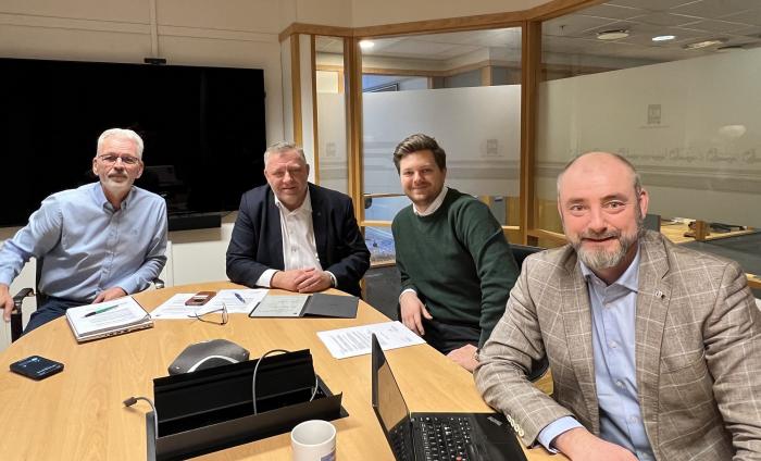 VIL JOBBE MED NY BRANSJESTANDARD: Torsdag var det møte mellom NLF og Sjømatbedriftene. De ble enige om at en ny og innstrammet bransjestandard må på plass. Fra venstre: Dag Nordvik (fagsjef i NLF ),  Geir A. Mo (administrerende direktør i NLF), Stian Skarheim Magelssen (politisk rådgiver i NLF) og administrerende direktør i Sjømatbedriftene, Robert Eriksson. Foto: Elisabeth Nodland