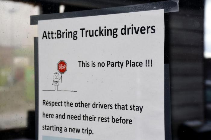 Denne plansjen utenfor et oppholdsrom ved Brings anlegg på Alfaset er det eneste synlige beviset på at Bring Trucking også har base her. Sjåførene har tilgang på dusj, toalett, vaskemaskin og kjøkken. Men de må sove i bilene på parkeringsplassen utenfor. Foto: Stein Inge Stølen