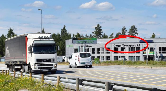 Her, rett ved riksgrensen langs RV2 på Magnor, holder speditørbedriften Cargo Transport til. De innrømte i april å ha brutt påseplikten ved bruk av transportselskapet Kreiss. Foto: Stein Inge Stølen