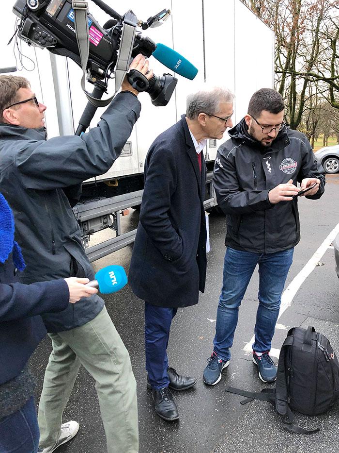 Jonas lot seg imponere over NLF-bedriftens arbeid for å minske egne utslipp. Foto: Christoffer Sahl