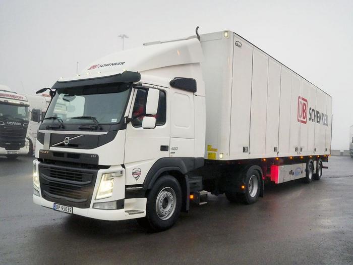 En bil fra Cargotron ruller ut fra Schenker sitt anlegg på Alnabru en tidlig morgen i mars. Foto: Jan Harry Svendsen