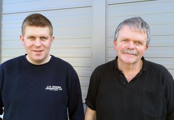Christian Høybakk Hansen og faren Kai Roald går tøffe tider i møte hvis bompengerabattordningen fortsetter som nå. Foto: Reidar Retterholt