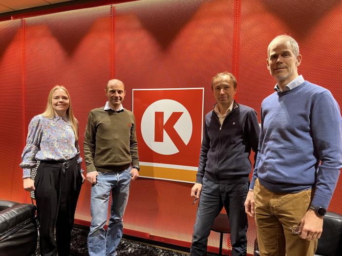 VIL ETABLERE TRUCKLADING: Denne gjengen fra Circle K møtte NLF Magasinet for å forklare hvorfor det ikke allerede er tungbil-ladere på plass i Norge.  Fra venstre: Åse Bomann-Larsen, Anders Kleve Svela, Roar Fjeld og Chris Gregers. Foto: Elisabeth Nodland 