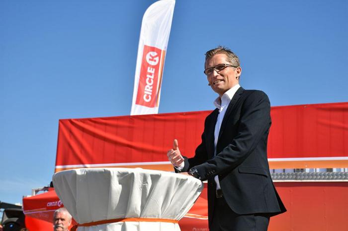 Leder for Circle K Norge, Thomas Støkken, gleder seg til å bytte navn på en stasjon hver dag i året som kommer. Foto: Stein Inge Stølen