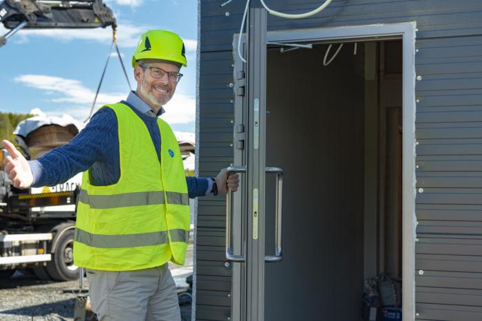 EGEN INNGANG: Chris Gregers fra Circle K ønsker yrkessjåførene velkommen til egen avdeling med Truckers Club, tilgang til dusj og toalett, og en stor sitteavdeling. – Dette er et anlegg for fremtidens transport. Foto: Jamieson Pothecary