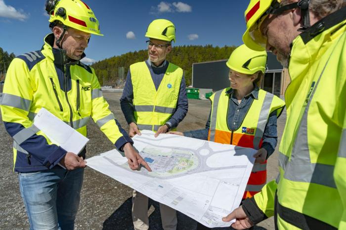 NYTTIG BEFARING: Fra venstre prosjektleder NCC, Anders Johansen, senior account manager Circle K,  Chris Gregers, manager segment marketing Circle K, Tanja Angelsen Berg, og markedsdirektør NLF, Kjell Olafsrud inspiserer anleggets planløsning. Foto: Jamieson Pothecary