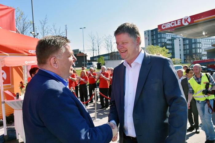 Administrerende direktør i NLF, Geir A. Mo, gratulerer europasjef Jacob Schram med åpningen av den første Circle K-stasjonen. Foto: Stein Inge Stølen