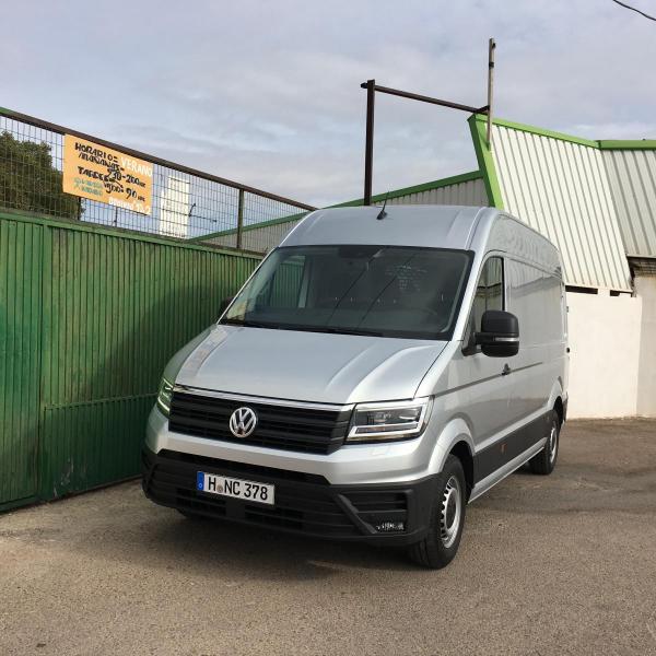STØRST PÅ VARE: Volkswagen har nettopp lansert Crafter som kommer til Norge neste år. Blant varebilene er Volkswagen desidert størst med en markedsandel på nesten 30 prosent. (Foto: Jan Harry Svendsen)