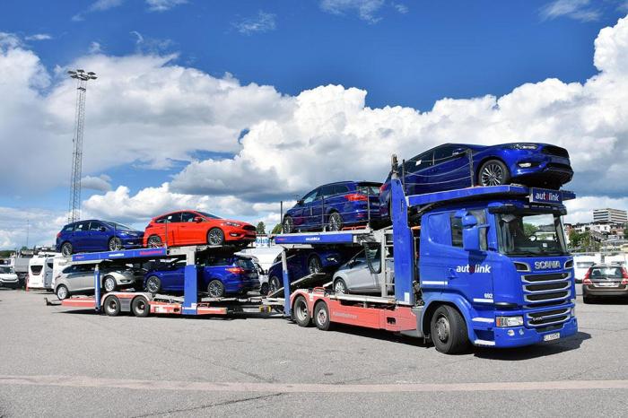 Disse bilene skal Dimitri frakte fra ColorLine på Hjortneskaia til Drammen. Snart får noen lykkelige Ford-eiere nøklene i hånda. Foto: Stein Inge Stølen