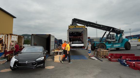 Drammen havn tar imot hundrevis av elbilen Tesla S i disse dager. Bilene kommer i containere. Foto Drammen Havn