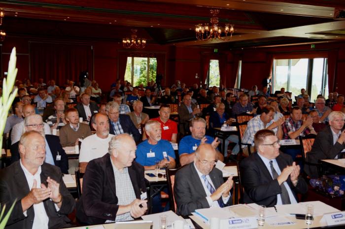 STILNET: Først kom applaus og begeistring. Etter at innholdet i bombrikke-løsningen ble kjent stilnet det raskt i salen.