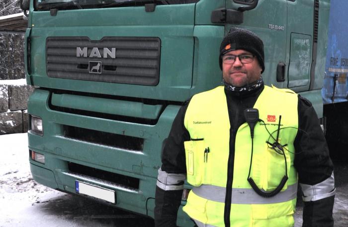 VIKITG: - Når vi stopper biler som dette, som ikke har noe på veien å gjøre, viser det at vi har en viktig jobb å gjøre, sier avdelingsingeniør Thore Paulsen i Statens vegvesen Øvre Telemark og Buskerud. (Foto: Jan Harry Svendsen)