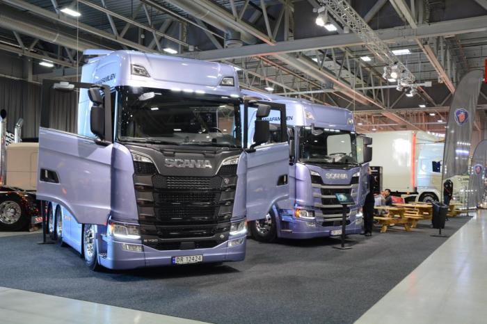 Scania viste frem sin nyvinning. Interessen rundt bilen var stor. (Foto: Jan Harry Svendsen)