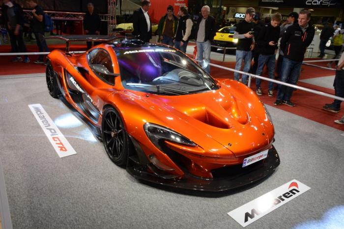 Superbiler er også på plass. Her kan du nyte synet av Ferrari F40, Porsche Carrera GT, Lamborghini Countach og denne, en McLaren P1 GTR. (Foto: Jan Harry Svendsen)