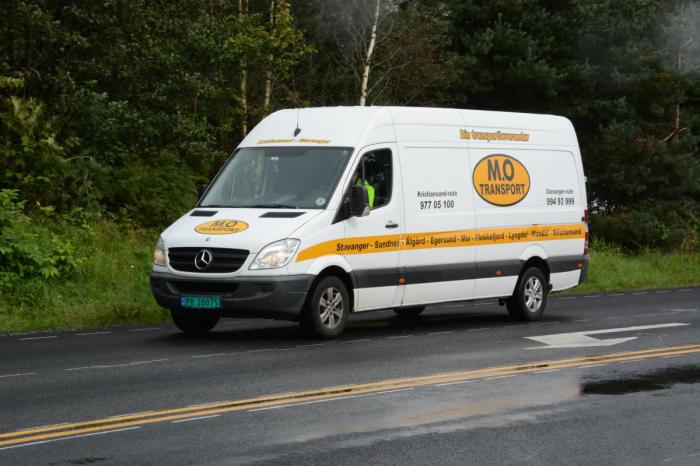 SYNLIGE: Bilene fra M.O Transport er synlige i trafikkbildet.