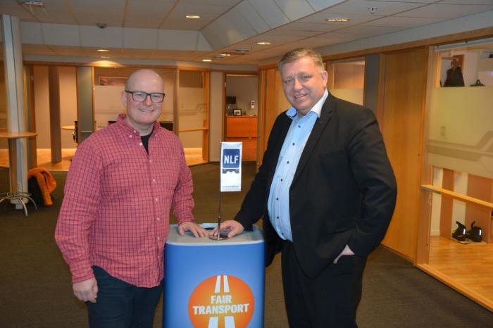 FORNØYD: Geir A. Mo, direktør i NLF, sammen med Jan Erik Larsen. - Jan Erik Larsen lager alltid god stemning, og vi er svært godt fornøyde med å kunne presentere han som konferansier til NLFs Transportkonferanse 2018.