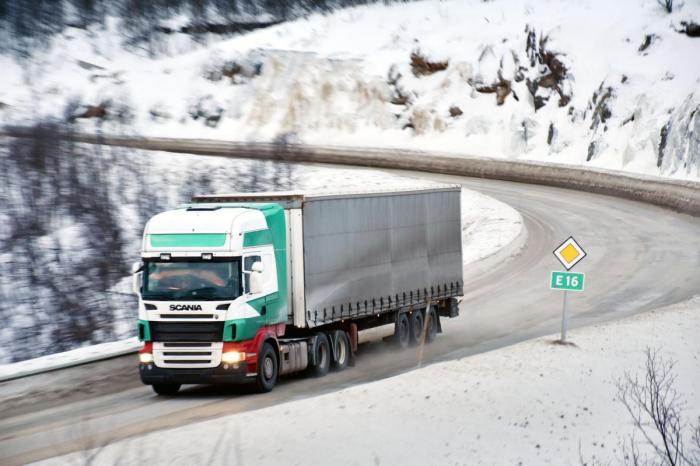 Brøytemannskapet opplever dessverre ofte farlige møtesituasjoner med vogntog. Han oppfordrer alle til å senke tempoet når føret er ille. Foto: Stein Inge Stølen