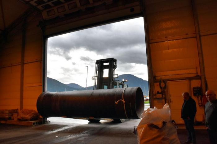 Du skal være stø på hånda for å lure dette røret trygt inn på lageret. Terminalsjef Stein Meyer har gjort dette før. Foto: Stein Inge Stølen
