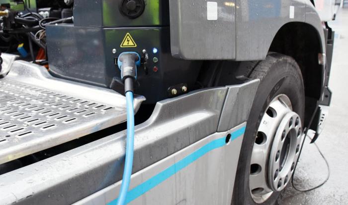 Dette er et svært uvanlig syn i dag, men ladekabler kan fort bli like dagligdags på lastebiler som på personbiler. Foto: Stein Inge Stølen