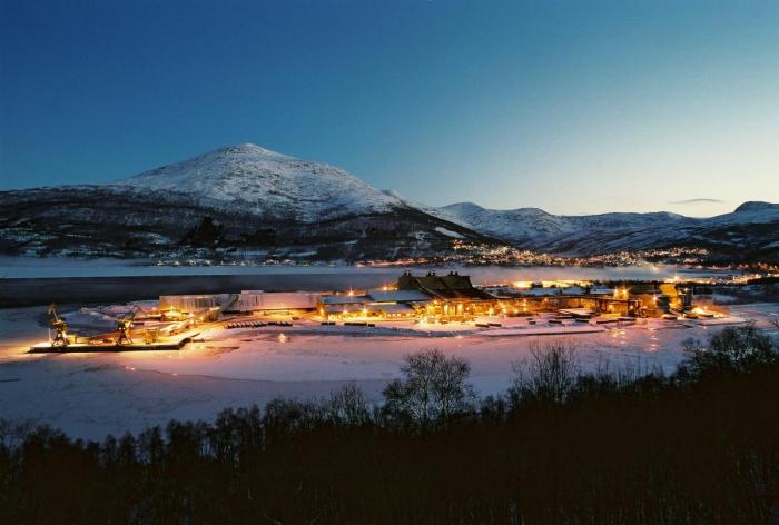 ELKEM SALTEN: Det var fra denne fabrikken i Salten transporten gikk ut fra. Bare noen mil avgårde kjørte vogntoget seg fast og ble stående i fire døgn fordi transportselskapet nektet å betale for berging. Imens måtte sjåførene bo i bilen. (Foto: Elkem)