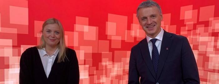 Olje- og energiminister Tina Bru og vassdrags- og energidirektør Kjetil Lund under presentasjonen av NVEs årlige rapport, som beskriver utviklingen av kraftmarkedet i Norden og resten av Europa. Foto: NVE