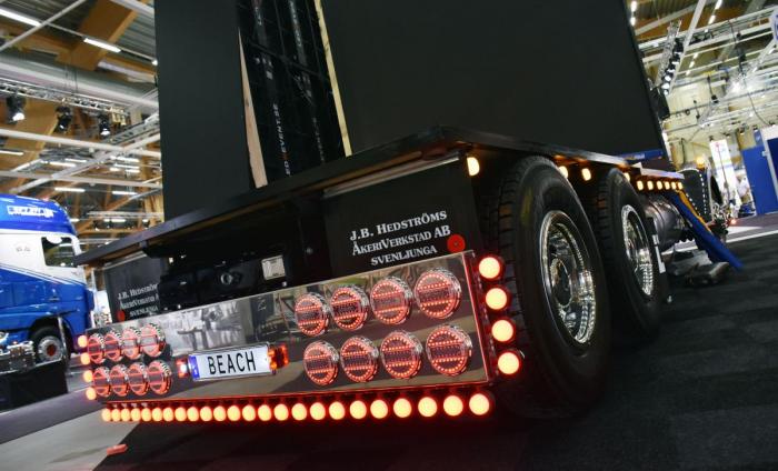 En Peterbilt er ikke veldig anonym sånn i utgangspunktet, men med fullt lysrigg fra Strands er oppmerksomheten garantert. Foto: Stein Inge Stølen