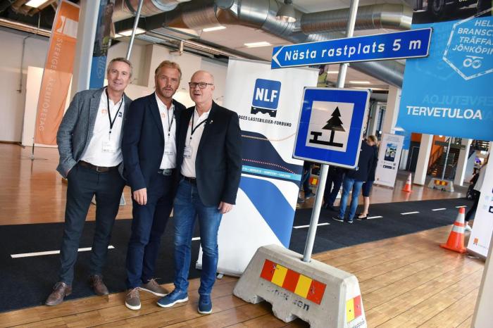 Elmia Lastbil er en god arena for Norges Lastebileier-Forbund, både for å komme i kontakt med kollegaer i nabolandet, men også for å fortelle om NLFs Fair Transport-arbeid. Fra venstre: Eivind Karikoski, Kjell Olafsrud og Jens Olaf Rud. Foto: Stein Inge Stølen