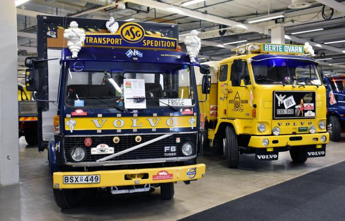 Selv om moderne lastebiler er vinnere på miljø, er disse gledessprederne en klar publikumsvinner. Her står en Volvo F6 fra 1985 og en Volvo FB88 fra 1977.