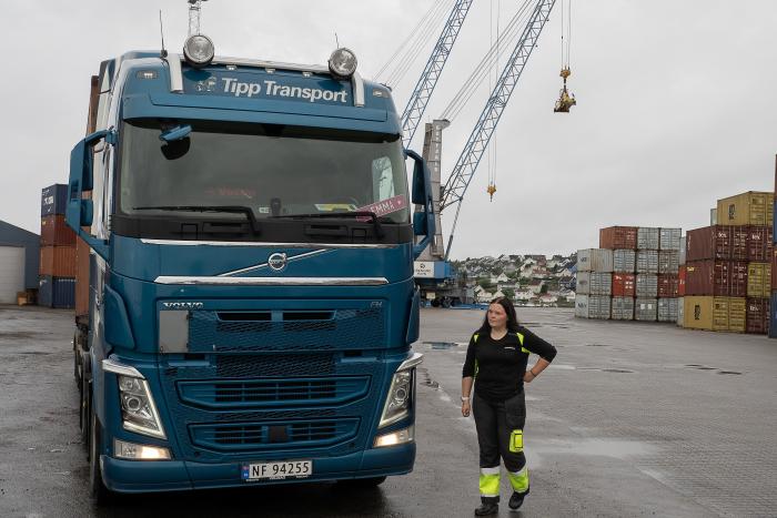 TRENGER FLERE JENTER: Emma er klar på at tungbilsjåførjobben passer fint for jenter og vil gjerne ha flere jenter inn i yrket. – Vil du, så kan du, mener Emma. Foto: Jan Egil Sandstad