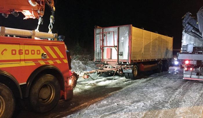 Her hentes Endre Rudstadens tilhenger med bergingsbil etter å ha fått førerkortet beslaglagt. Bergingsbilen trengte ikke å sikre tilhengeren ytterligere, og transporten fortsatte til verksted akkurat som Rudstaden hadde gjort frem til kontrollen - bare med gule lys på. Foto: Øystein Rudstaden