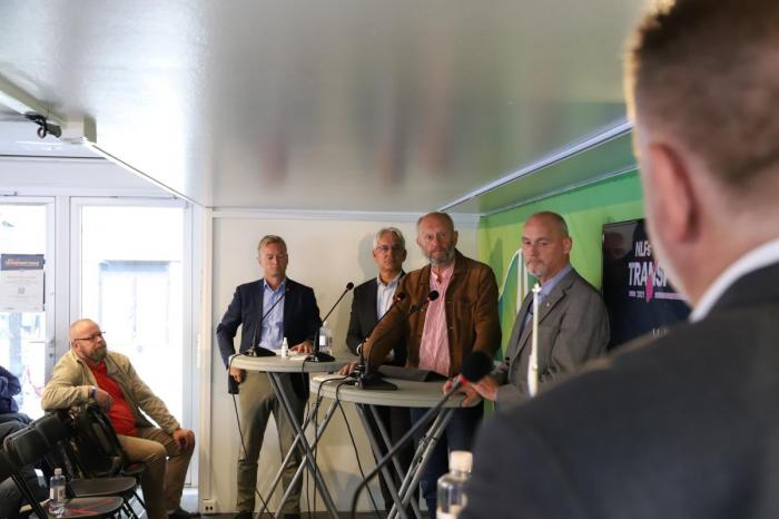 F.v. Helge Orten, Per-Jørgen Melnes, Stein Lier-Hansen og Dag-Einar Sivertsen i panelsamtale ledet av Geir A. Mo. Foto: André Kjernsli