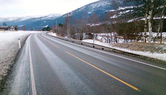 Her, på E6 ved Dovre, er rekkverket altfor lavt og vil ikke fungere som forutsatt. Foto: Vegtilsynet