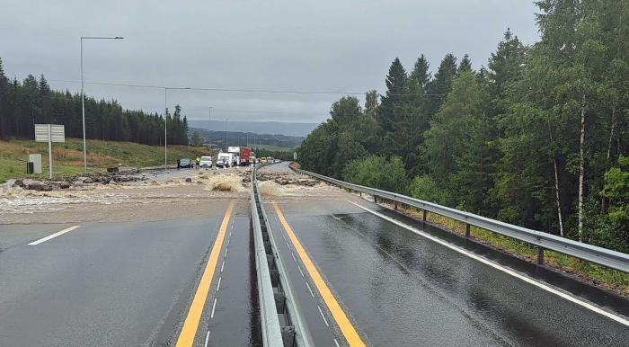KØ: All nedbøren har skapt køer og kaos. Foto: Statens vegvesen