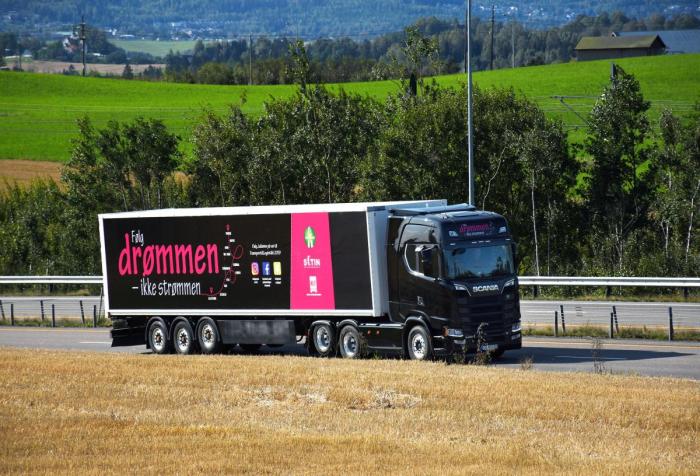 Det er viktig å kjøre standsmessig. Ser du denne lastebilen på vegen de neste dagene, er det Julianne som sitter bak rattet. Foto: Stein Inge Stølen