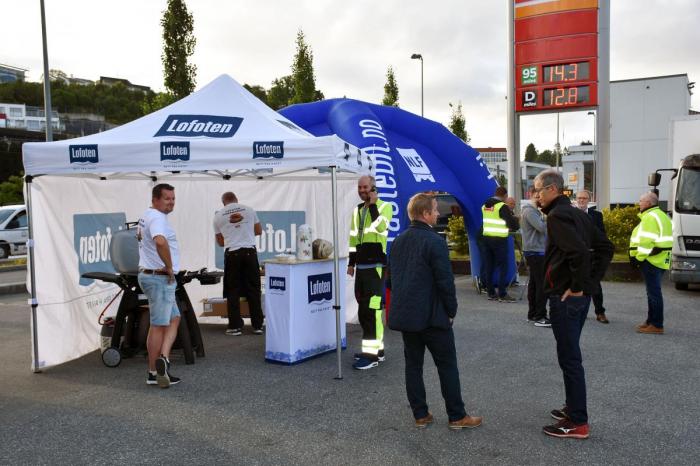 Turnédagene begynte ofte 06:00 med Circle K-frokost og avsluttet 20:00 på kvelden etter endt politisk debatt. Så la sjåføren ut på veien mot neste mål. Foto: Stein Inge Stølen