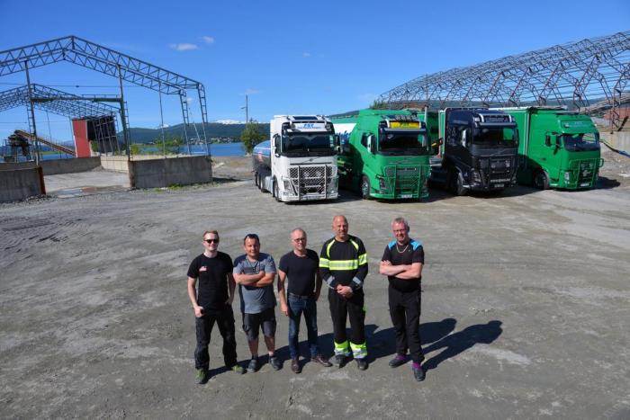 Her er daglig leder Frank Steensen (i midten) flanktert av sjåførene Kyrre Jensen, Christian Hesteikker, Tor Audun Paulsen og Kjell Arne Karlsen. Foto: Arild W. Johansen
