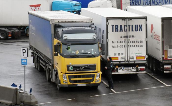 Her intervjues Vladeik på Fugleåsen døgnhvileplass av NRKs Kjartan Rørslett. Foto: Stein Inge Stølen