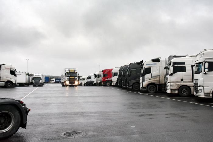 Gjennom hele 2017 hadde Fugleåsen døgnhvileplass sprengt kapasitet i helgene. Tendensen er uendret i 2018, selv om 45-timers ukehvil nå er erklært ulovlig. Foto: Stein Inge Stølen