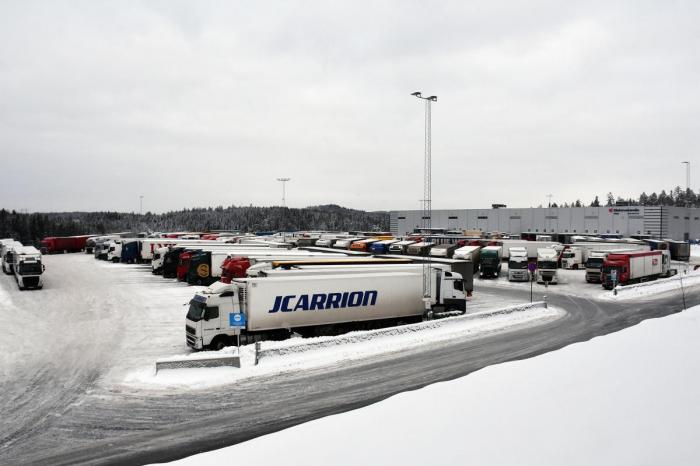 Girteka er på ingen måte alene om å ta ulovlig ukehvil på døgnhvileplasser. Under en registrering i januar fant NLF at 52% av lastebilene på Fugleåsen sto gjennom helgen. Foto: Stein Inge Stølen