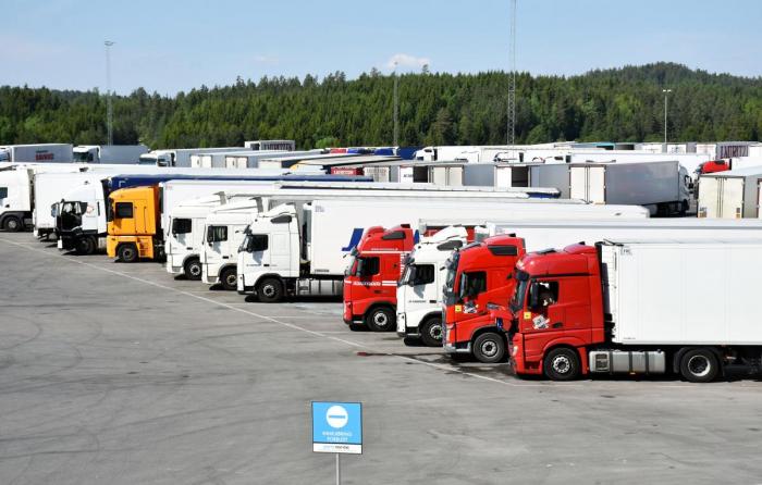 Mange døgnhvileplasser, som Fugleåsen utenfor Oslo, har allerede sprengt kapasitet. Det haster derfor med å etablere nye lokasjoner hvor nyttetransporten kan ta sin lovpålagte døgnhvile. Foto: Stein Inge Stølen
