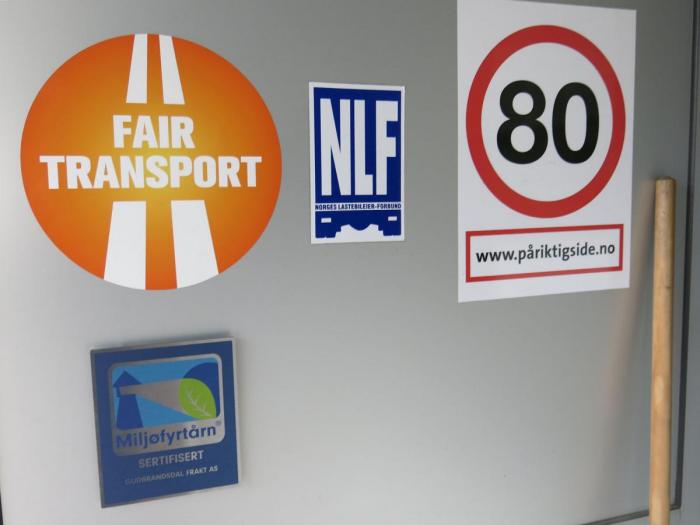 Inngangsdøra viser tydelig hva som kjennetegner bedriften. Foto: Guttorm Tysnes