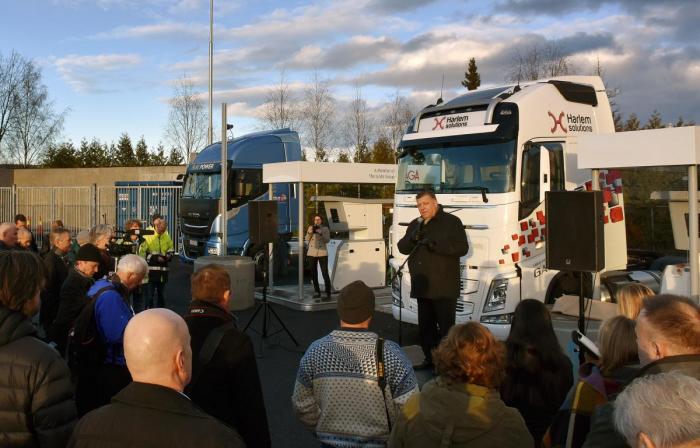 Nullutslipp kan oppnås på mange måter. Her taler NLF-direktøren ved åpningen av en fyllestasjon for flytende biogass i desember. Foto: Stein Inge Stølen