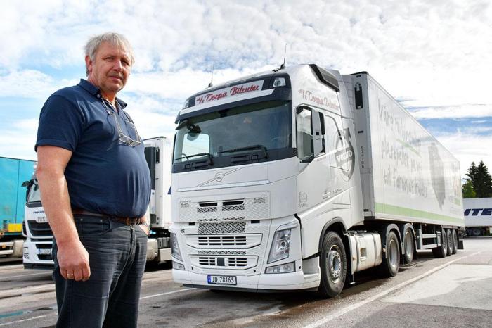 Geir er kritisk til at lønnsnivået ligger så lavt, selv hos sjåfører med erfaring fra en halv mannsalder bak rattet. Foto: Stein Inge Stølen